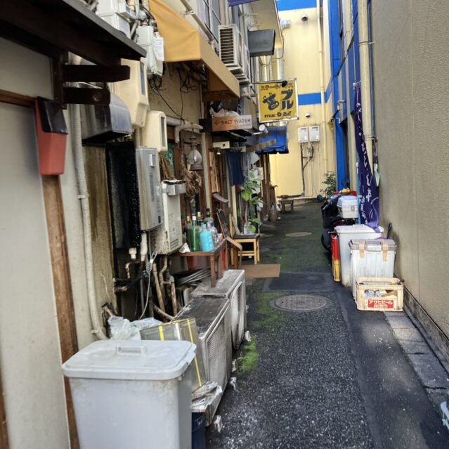 両替町の路地裏通りにある