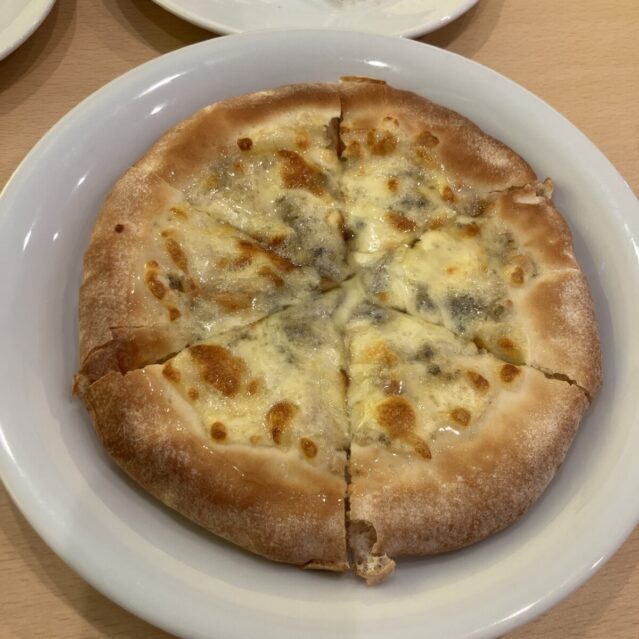 焼津市西小川のキッチンさくらやで食べたゴルゴンゾーラピザのランチ